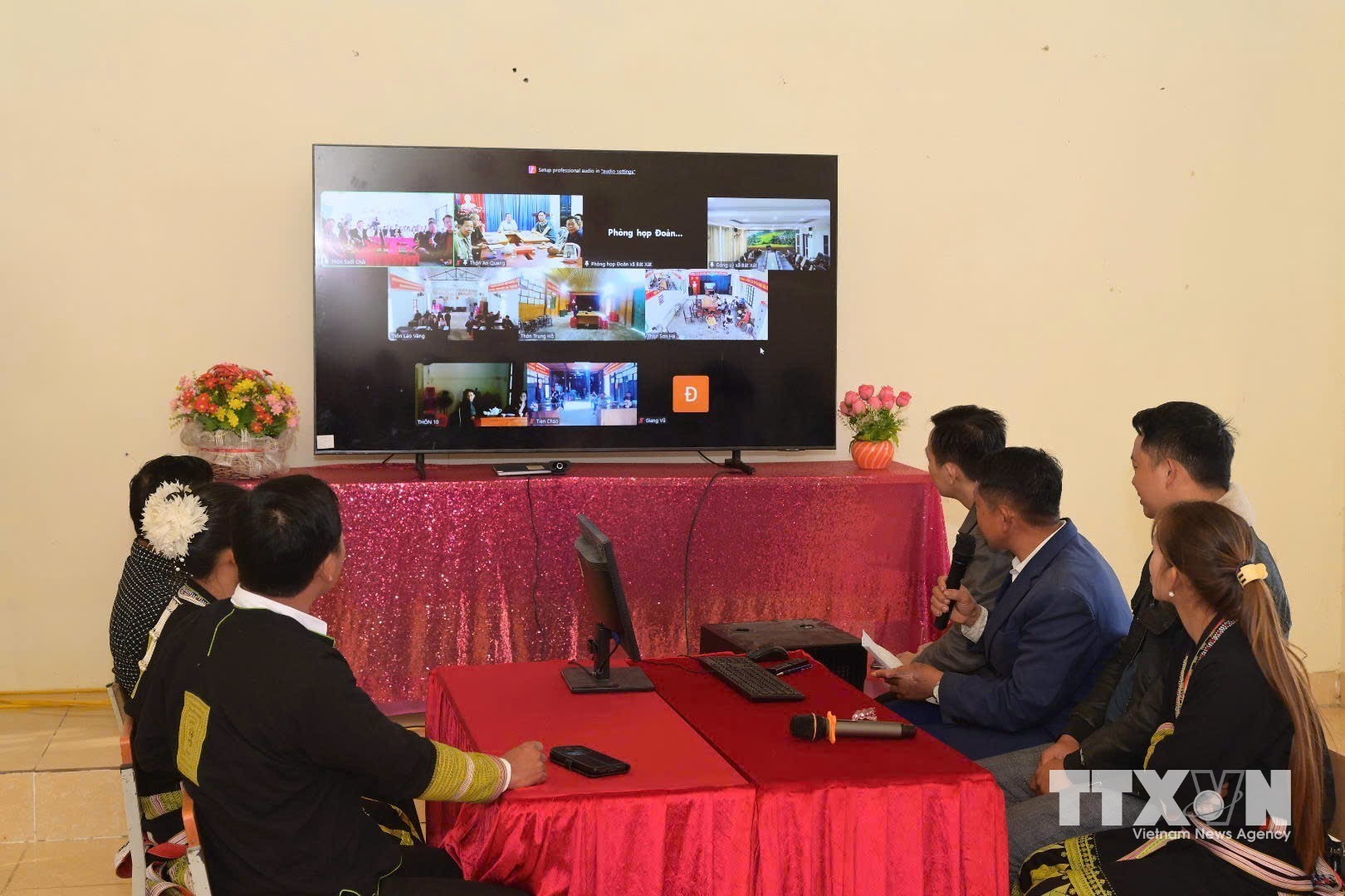 Chi bộ thôn Suối Chải, xã Bát Xát kết nối họp trực tuyến . (Ảnh: Hương Thu/TTXVN)